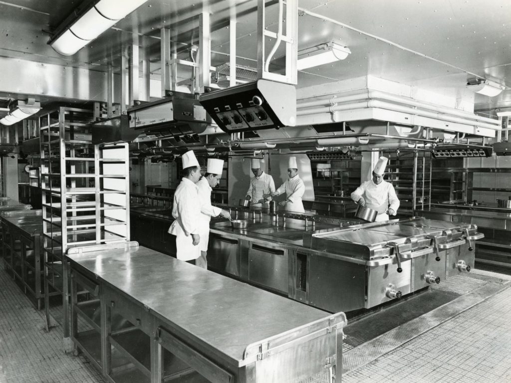Cuisiniers dans la cuisine principale du paquebot France (1962)