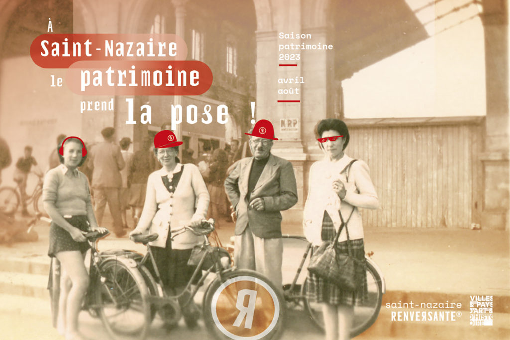 Quatre personnes avec des vélos devant l'ancienne gare de Saint-Nazaire.