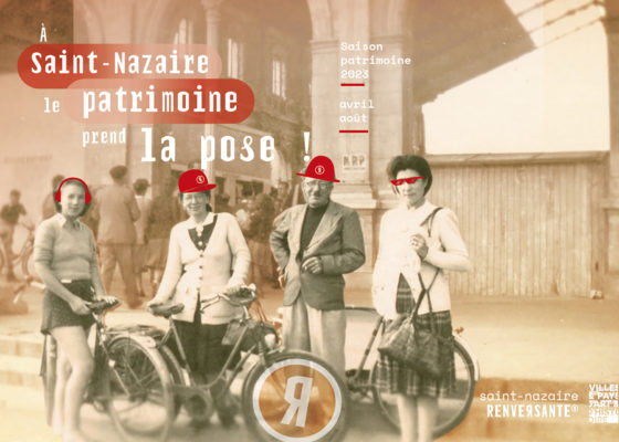 Quatre personnes avec des vélos devant l'ancienne gare de Saint-Nazaire.