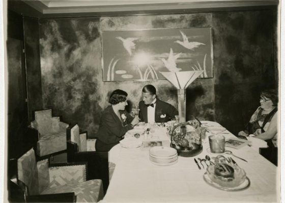 Photographe : inconnu. Collection Saint-Nazaire Agglomération Tourisme - Écomusée. Fonds Commandant Burosse. Personnalités dans la salle à manger de l'appartement de grand luxe du paquebot Ile-de-France (1927)
