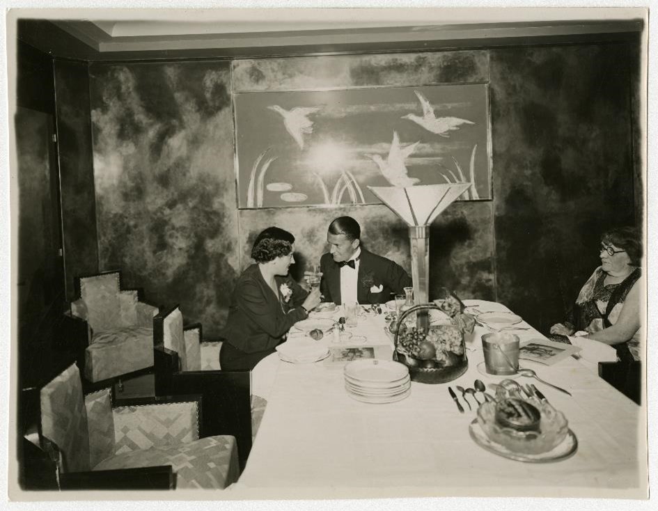Personnalités dans la salle à manger de l'appartement de grand luxe du paquebot Ile-de-France (1927)