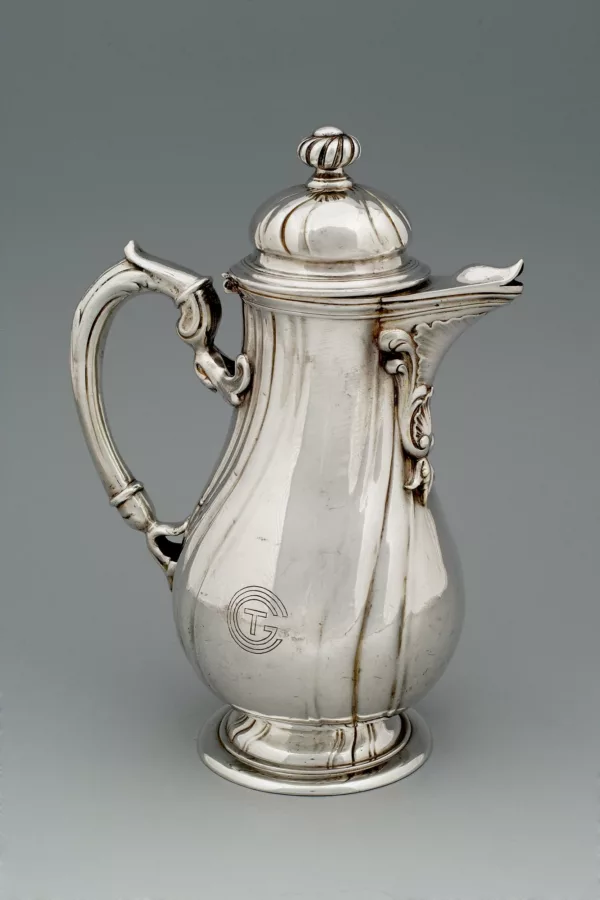 Fabricant, orfèvre : Maison Christofle. Collection Saint-Nazaire Agglomération Tourisme - Écomusée. Cliché Jean-Claude Lemée. Cafetière en métal argenté faite par la maison Christofle, portant le monogramme de la Compagnie Générale Transatlantique.
