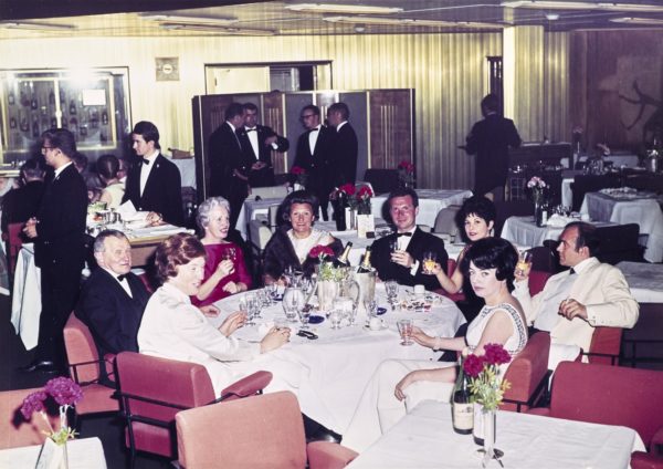 Des passagers sont attablés dans la salle à manger première classe, dite "Chambord" du paquebot France (1962)