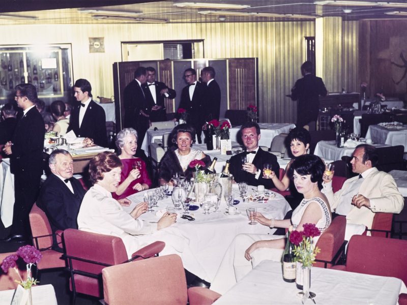 Des passagers sont attablés dans la salle à manger première classe, dite "Chambord" du paquebot France (1962)