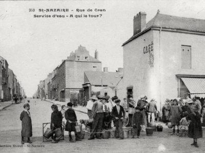 Une foule attend son tour pour avoir de l'eau rue de Cran