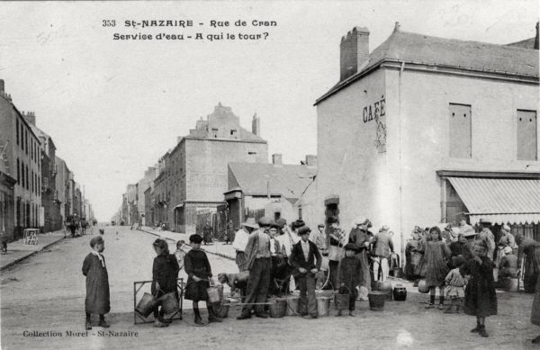 Une foule attend son tour pour avoir de l'eau rue de Cran