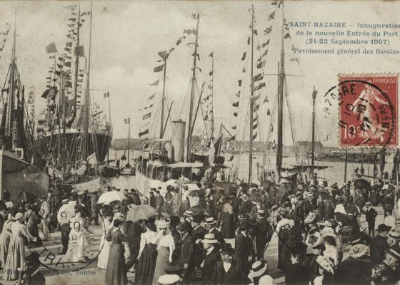 Photographe : inconnu. Éditeur : Dugas et Cie. Collection Saint-Nazaire Agglomération Tourisme - Écomusée. Pavoisement général des bassins pour l'inauguration de l'entrée sud du port de Saint-Nazaire du 21 au 23 septembre 1907.