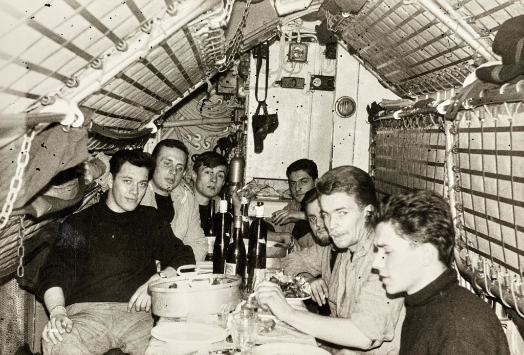 Des sous-mariniers du Dauphin réveillonnent dans le poste équipage.