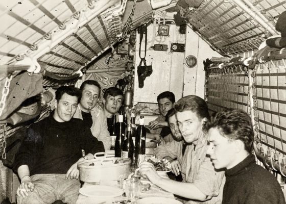 Des sous-mariniers du Dauphin réveillonnent dans le poste équipage.