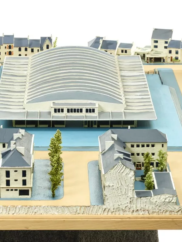 Architecte : Claude Dommée. Maquettiste : Atelier municipal de Saint-Nazaire. Collection Saint-Nazaire Agglomération Tourisme - Écomusée. Cliché Jean-Claude Lemée. Maquette des halles de Saint-Nazaire.
