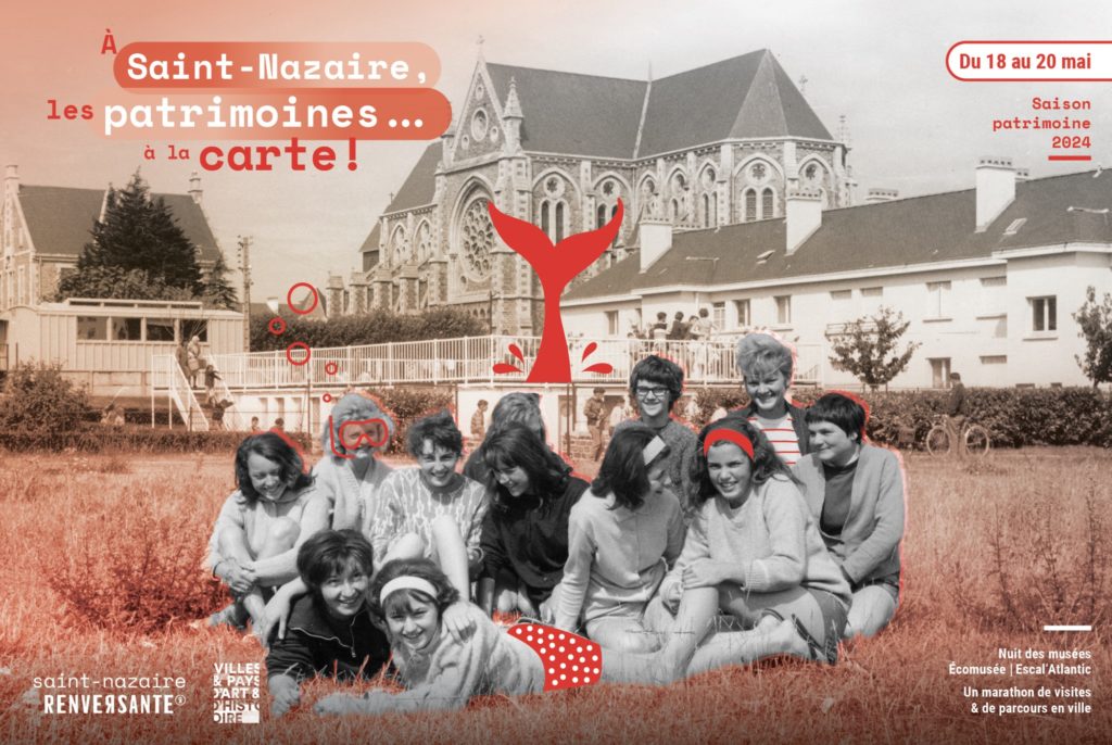 Couverture de la brochure du weekend Patrimoines à la carte représentant un groupe de jeunes gens assis dans l'herbe devant la piscine de l'école Carnot et l'église de Saint-Nazaire.