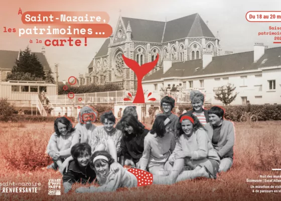 Création graphique : Grégoire Chauveau. Photographe : Hubert Flouvat. Collection Saint-Nazaire Agglomération Tourisme - Écomusée Couverture de la brochure du weekend Patrimoines à la carte représentant un groupe de jeunes gens assis dans l'herbe devant la piscine de l'école Carnot et l'église de Saint-Nazaire.