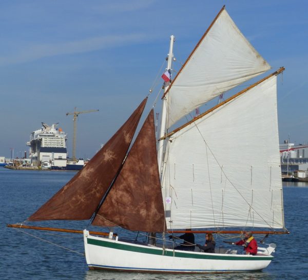 Le bateau Va pas trop vite dans un bassin du port de Saint-Nazaire.