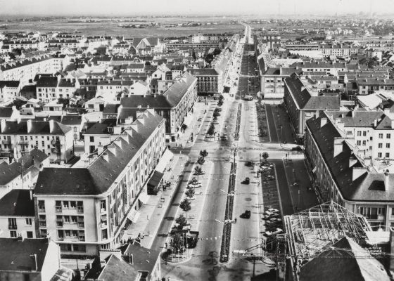 Vue aérienne de l'avenue de la République dans sa partie élargie et son prolongement vers la gare, vers 1970.