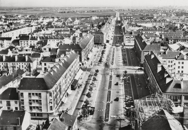 Vue aérienne de l'avenue de la République dans sa partie élargie et son prolongement vers la gare, vers 1970.