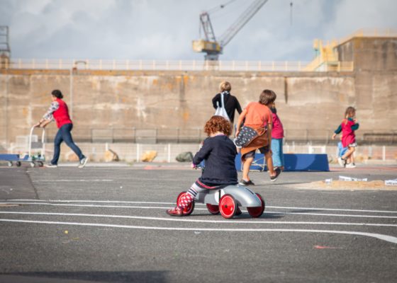 JEP 2019 à l'Écomusée. Jeux des années 1950. Une petite fille roule sur une petite voiture.