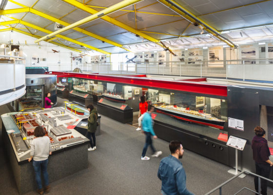 Visiteurs dans la salle de l'exposition permanente de l'Écomusée de Saint-Nazaire.