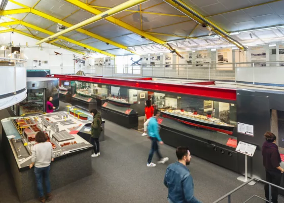 Visiteurs dans la salle de l'exposition permanente de l'Écomusée de Saint-Nazaire.