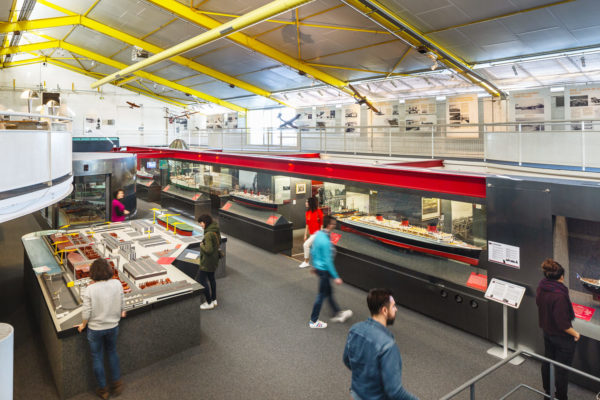 Visiteurs dans la salle de l'exposition permanente de l'Écomusée de Saint-Nazaire. 