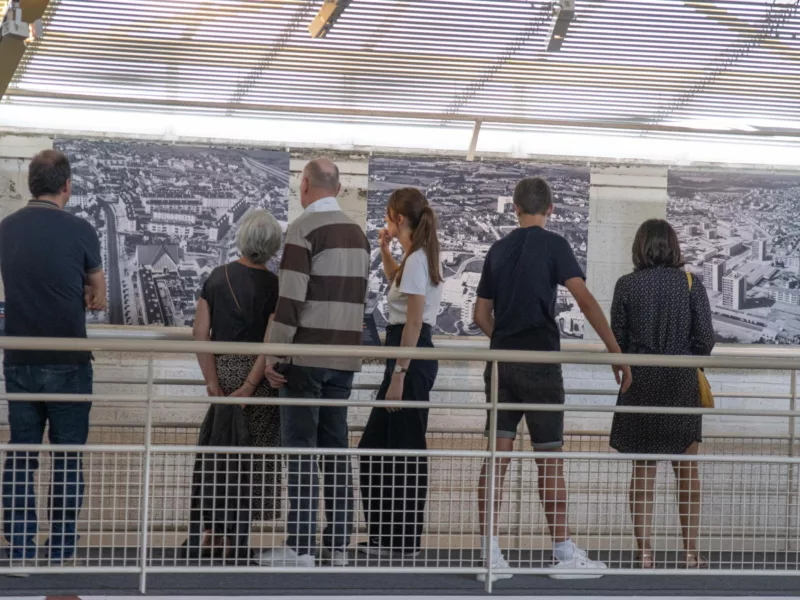 Photographe : Chloé Demora. Saint-Nazaire Agglomération Tourisme. Vue de l'exposition "Saint-Nazaire vue d'en haut" à l'Écomusée, en septembre 2023.