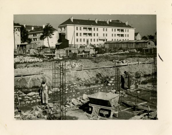 Début des travaux de construction du groupe d'Habitation à Loyer Modéré (H.L.M.) dans le quartier Gambetta à Saint-Nazaire vers 1948.