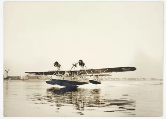 Photographe : Courrier de Saint-Nazaire. Collection Saint-Nazaire Agglomération Tourisme - Écomusée. L'hydravion Loire 70 amerrissant à Saint-Nazaire, probablement lors d'essai le 28 décembre 1933.