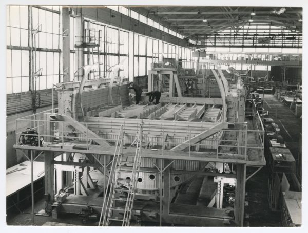 Atelier d'assemblage de la partie centrale de l'A300B dans les ateliers de Saint-Nazaire, vers 1966.