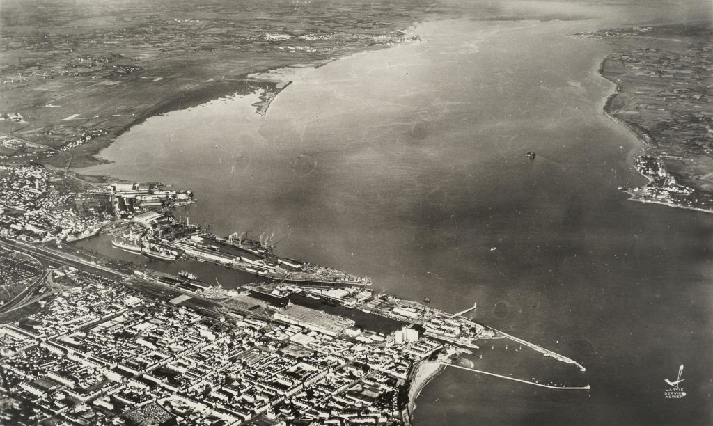 Vue sur la ville de Saint-Nazaire, le port et l'estuaire de la Loire à la fin des années 1960.