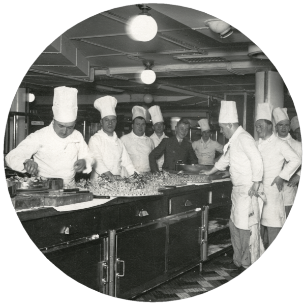 Des cuisiniers sont dans la cuisine principale du paquebot Normandie (1935), en mai 1935. 