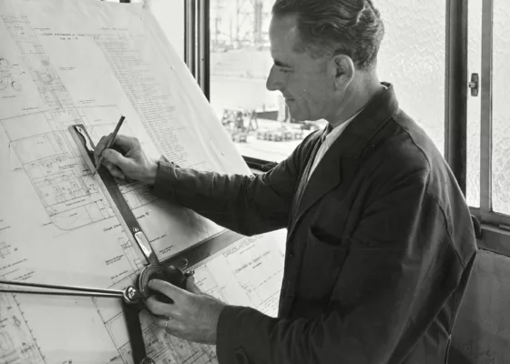Détail. Photographe : Draeger Frères. Collection Saint-Nazaire Agglomération Tourisme - Écomusée. Fonds Chantiers de l’Atlantique. Photographie noir et blanc d'un dessinateur du bureau d’étude des machines des Chantiers de l'Atlantique.