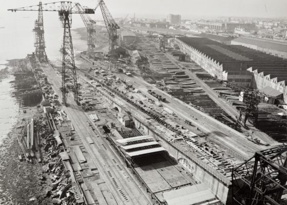 Photographie noir et blanc de la cale de construction du paquebot France en octobre 1957.