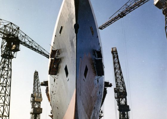 Pose de la peinture sur la coque du paquebot France (1962), le 21 mars 1960.