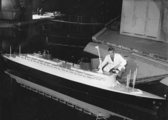 Photographie noir et blanc d'un essai de la maquette du paquebot France (1962) en bassin de carène à Paris.