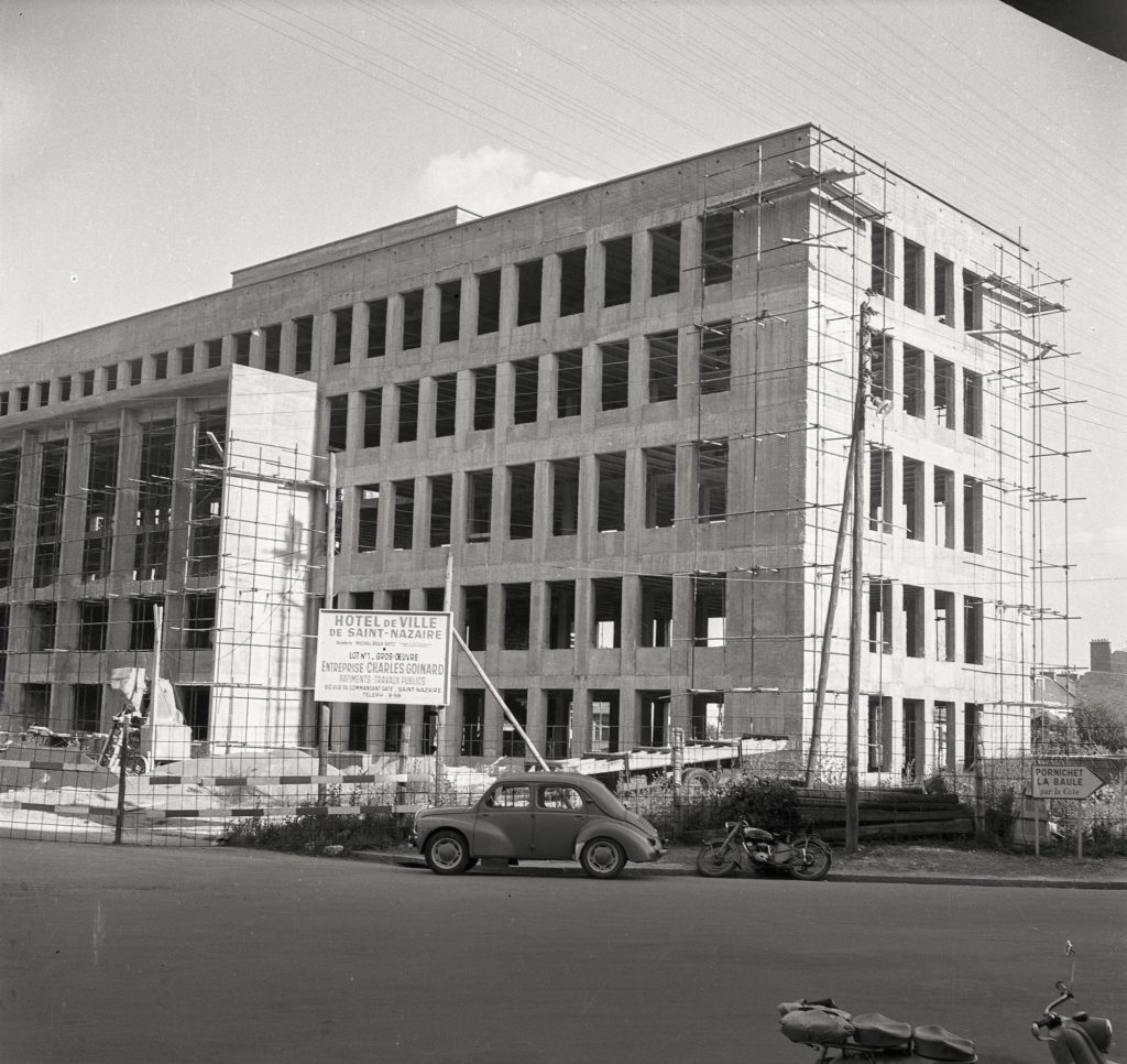 L'hôtel de ville de Saint-Nazaire de l'architecte Michel Roux-Spitz, en construction vers 1959.