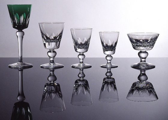 Cinq verres à vin dont une coupe à Champagne du paquebot France (1962) alignés.