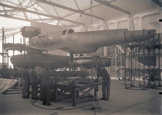 Un hydravion Loire-Nieuport 10 en construction, vers 1937 à Saint-Nazaire.