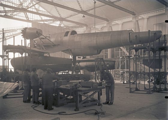Un hydravion Loire-Nieuport 10 en construction, vers 1937 à Saint-Nazaire.