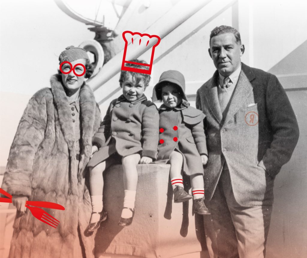 Un couple pose avec ses deux jeunes enfants sur le pont des embarcations du paquebot Ile-de-France, le 25 octobre 1933.