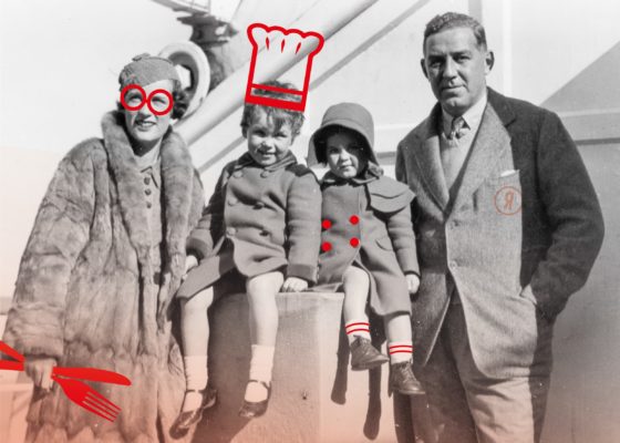 Un couple pose avec ses deux jeunes enfants sur le pont des embarcations du paquebot Ile-de-France, le 25 octobre 1933.