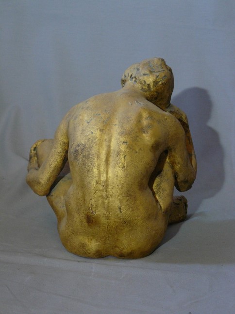 Une sculpture de Roger Prat, vue de dos. 