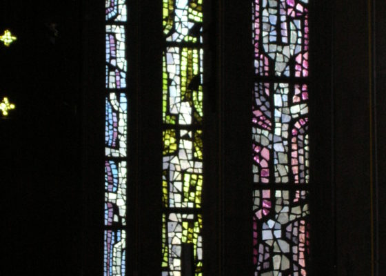 Les vitraux de l'église Sainte-Anne, composés par Serge Rezvani.