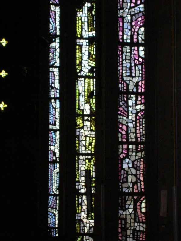 Les vitraux de l'église Sainte-Anne, composés par Serge Rezvani. 