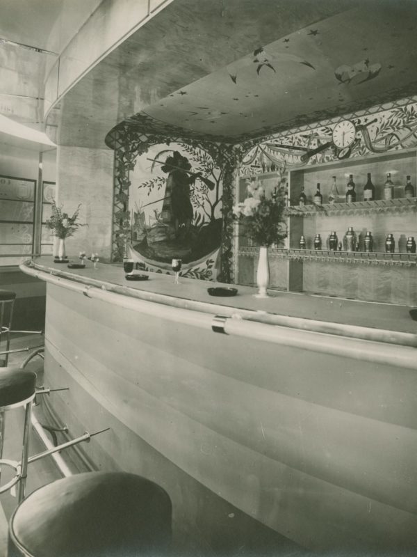 Photographie noir et blanc du bar circulaire du paquebot Champlain (1932).
