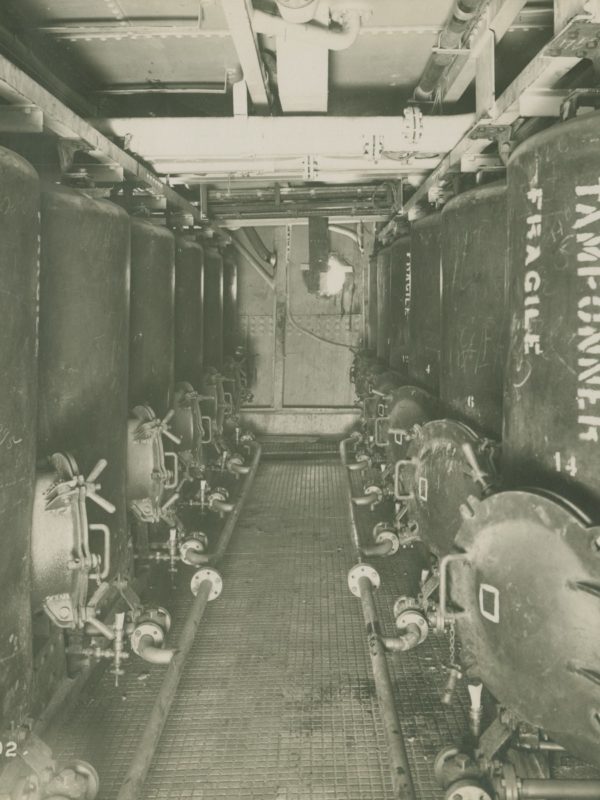 Photographie noir et blanc des caves à vin du paquebot Normandie (1935).