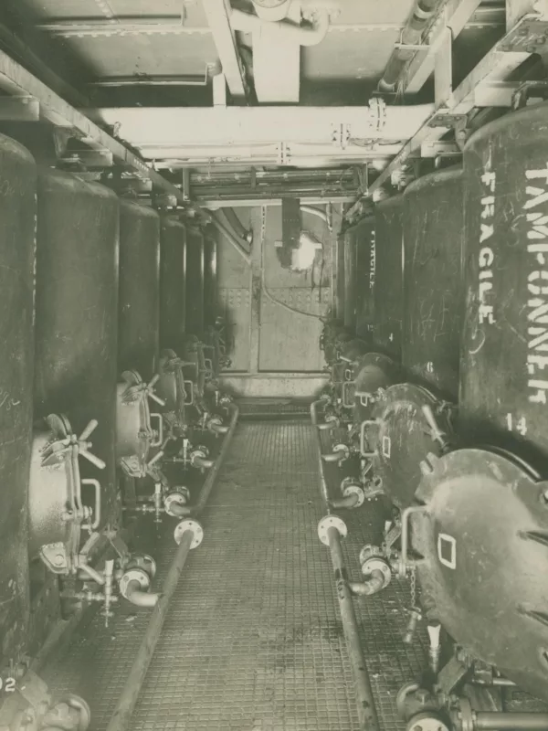 Photographe : inconnu. Collection Saint-Nazaire Agglomération Tourisme - Écomusée. Fonds Chantiers de l’Atlantique. Photographie noir et blanc des caves à vin du paquebot Normandie (1935).