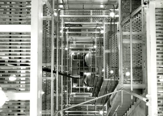 Photographie noir et blanc représentant en plongée les escaliers du panneau de chaufferie du paquebot France (1962).