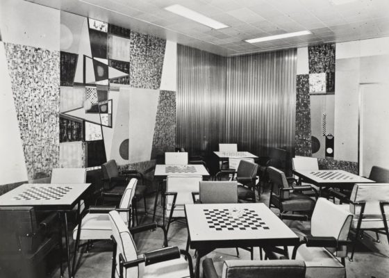 Photographie noir et blanc du salon bridge classe touriste du paquebot France (1962) décoré par Henriette Gonse.