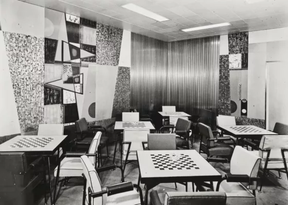 Photographe : inconnu. Collection Saint-Nazaire Agglomération Tourisme - Écomusée. Fonds Chantiers de l’Atlantique. Photographie noir et blanc du salon bridge classe touriste du paquebot France (1962) décoré par Henriette Gonse.