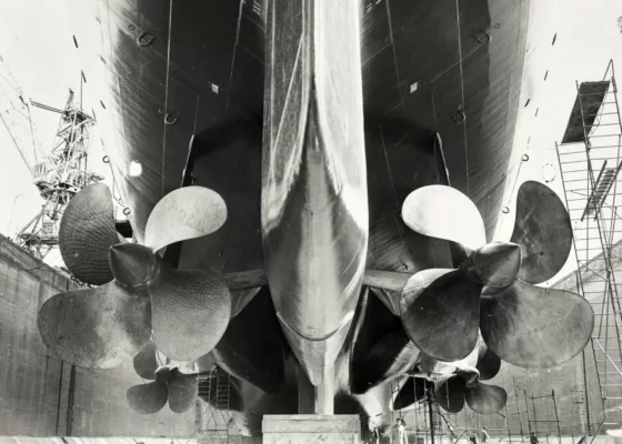 Photographe : inconnu. Collection Saint-Nazaire Agglomération Tourisme - Écomusée. Fonds Chantiers de l’Atlantique. Les hélices du paquebot France (1962), le 7 juillet 1961.