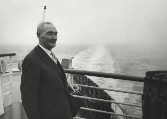 Photographie noir et blanc de François Blancho sur le pont arrière du paquebot France (1962) lors de la traversée préparatoire Le Havre-Southampton.